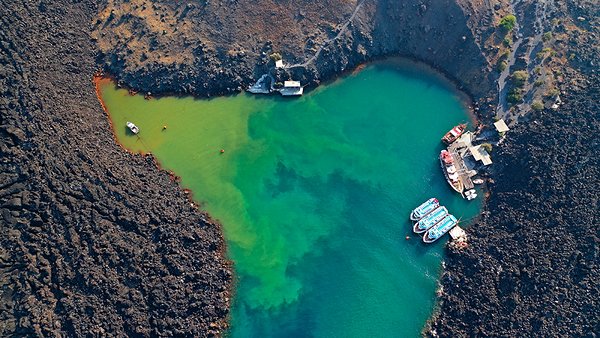 Baignade dans les sources d’eau chaude du volcan de Santorin