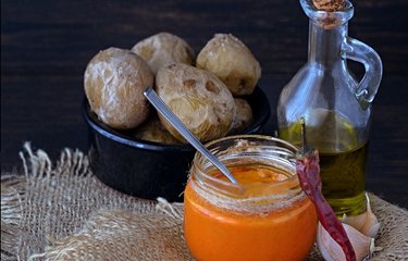 Ne manquez pas la spécialité culinaire des Canaries : des papas (pommes de terre) assaisonnées de Mojo, une sauce à base de poivrons.