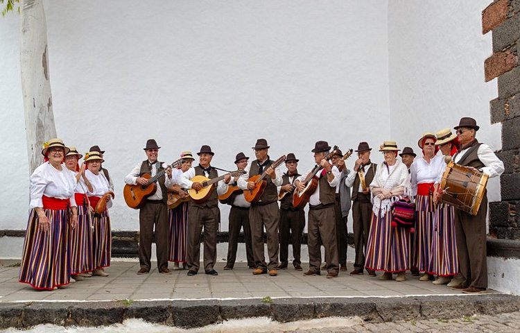 Costumes traditionnels obligatoires pour les fêtes de Pâques.