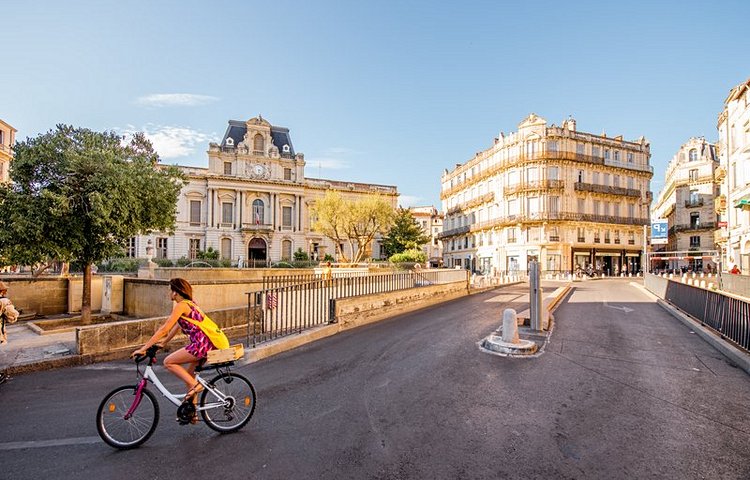 Se balader en vélo sur la place des martyrs de la Résistance