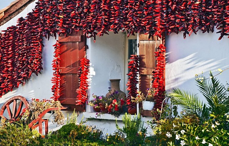 Maison basque traditionnelle décorée de piments d'Espelette
