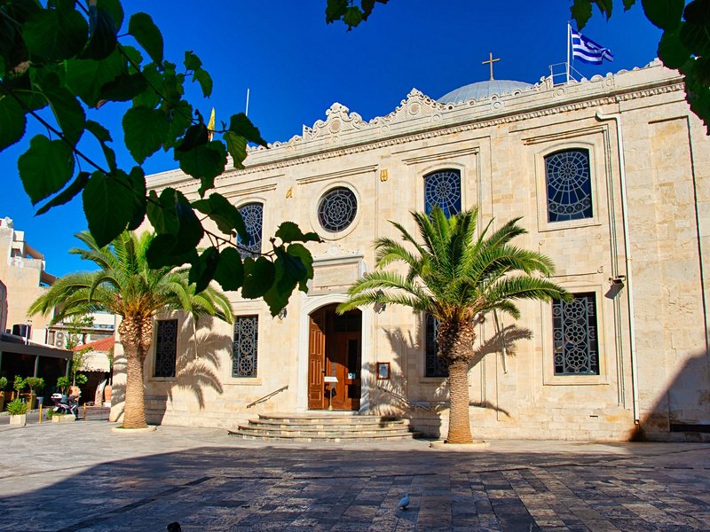 L'église Agios Nikolas et la cathédrale orthodoxe