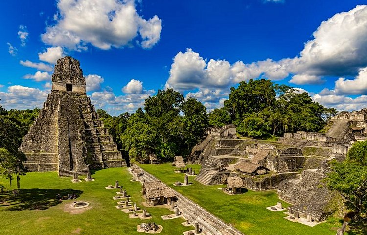 Tikal, ancienne citadelle maya, remarquable par ses palais, ses tombeaux et ses sculptures monumentales.