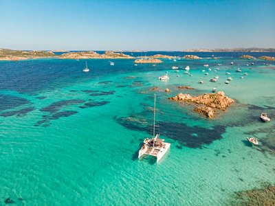 Vue d'un catamaran dans l'archipel de Maddalena