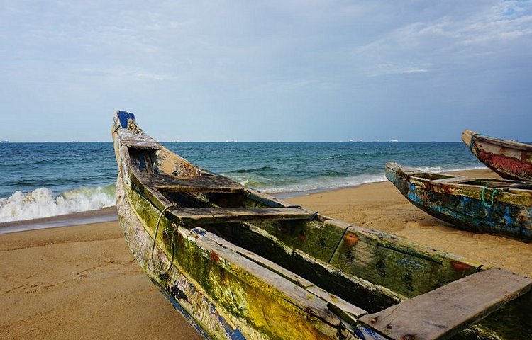 Bateaux de pêche sur une plage près de Lomé