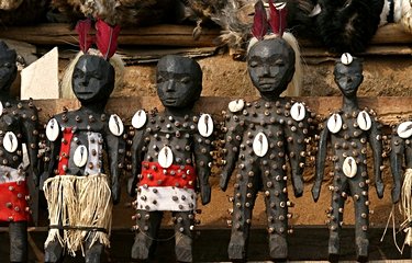 Poupées vaudou au marché fétiche d'Akodessewa.