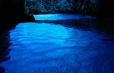La grotte bleue de l'île de Bisevo