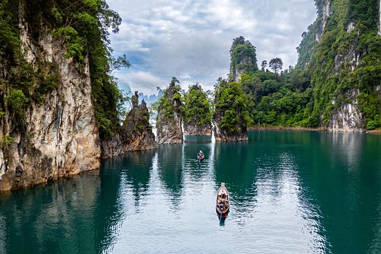 Faire une promenade sur le lac de Chiew Larn
