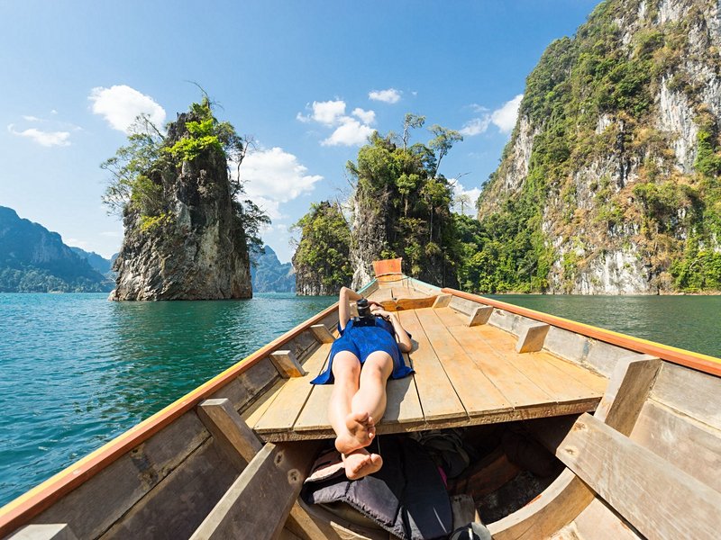 Faire une promenade sur le lac de Chiew Larn