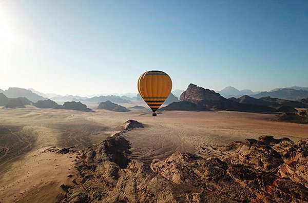 Survoler le désert de Wadi Rum en montgolfière