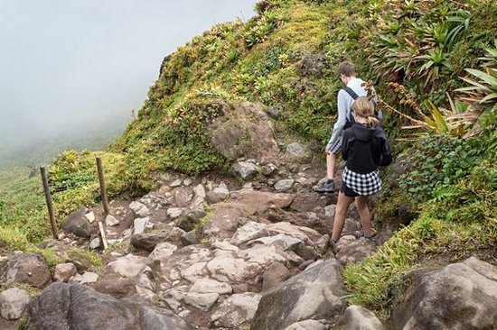 Faire une randonnée sur un volcan actif