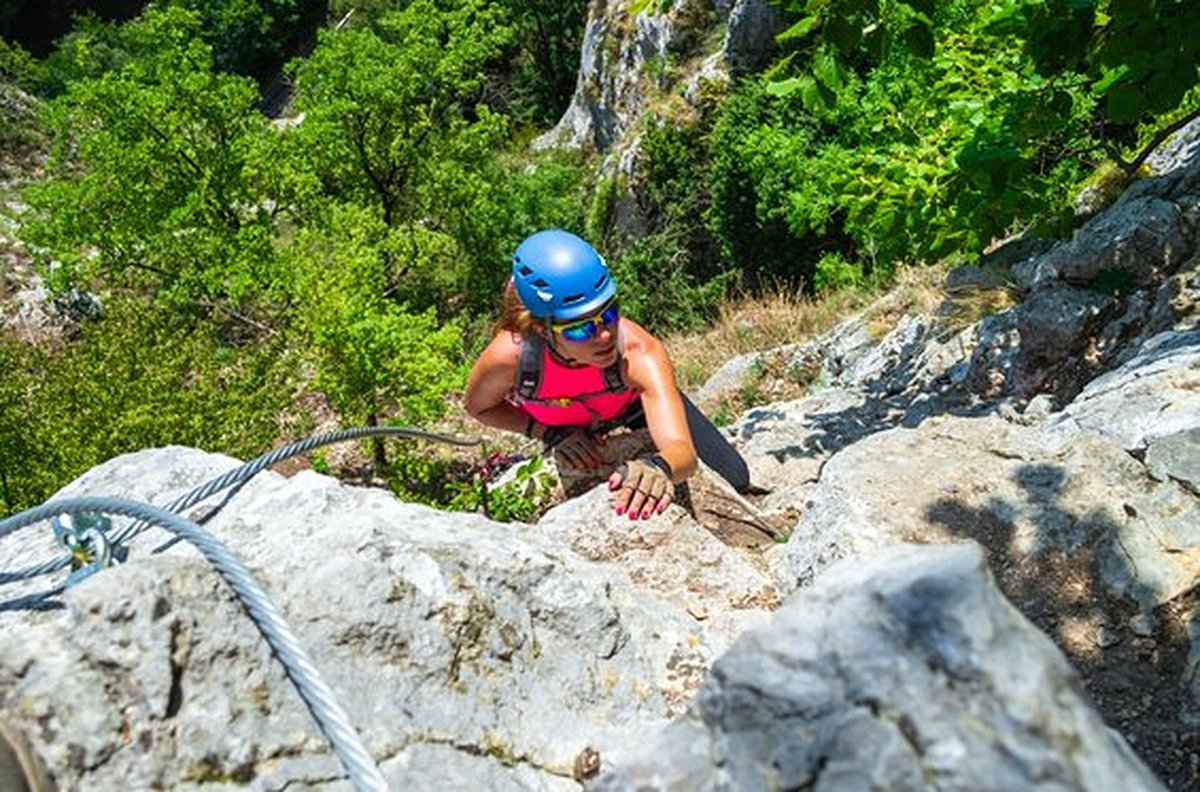 Défier le vertige entre grottes et falaises 