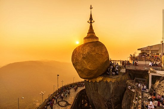 Le Mont Kyaiktiyo et le rocher d’or