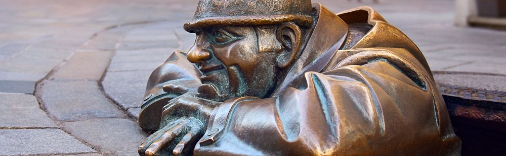 La statue de Cumil, un ouvrier sortant des égouts de Bratislava
