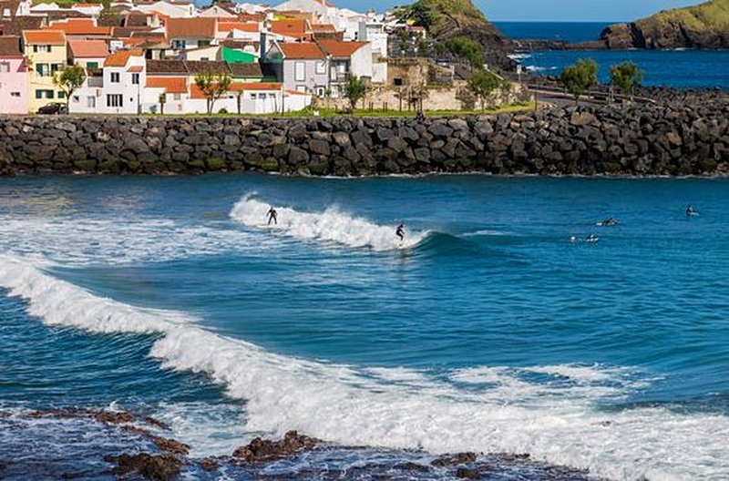 Apprendre à surfer sur les vagues de l’Atlantique
