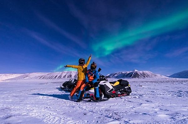 Faire de la motoneige sur un glacier 