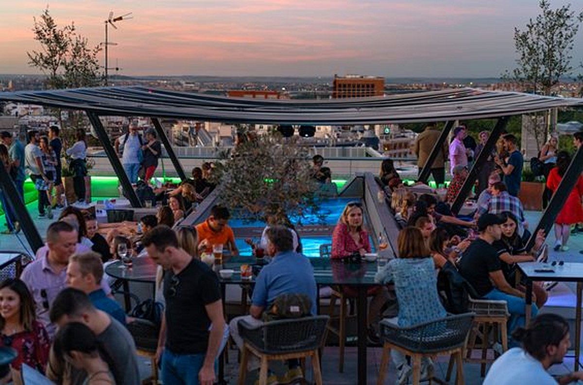 Boire un verre dans un rooftop