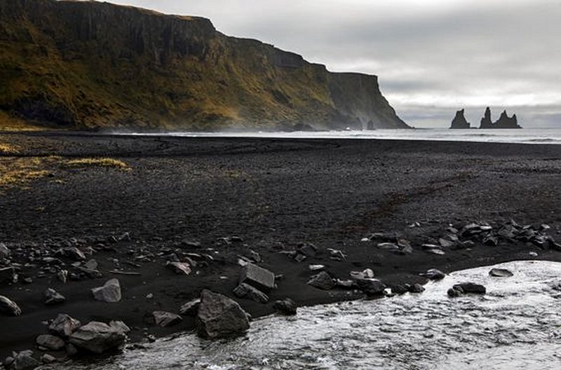 Marcher sur une plage de sable noir