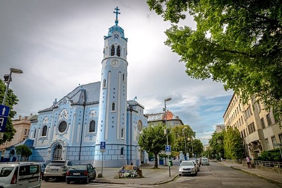 Se recueillir à l’église bleue de Bratislava