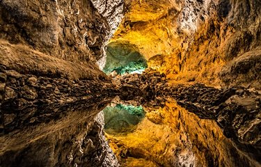 Une palette de couleurs incroyables entre rouge, ocre, gris et noir, la grotte de Los Verdes à Lanzarote vous envoutera.