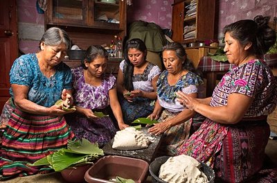 Femmes mayas préparant le repas traditionnel