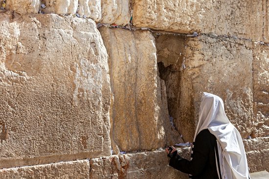 Prier au Mur des Lamentations