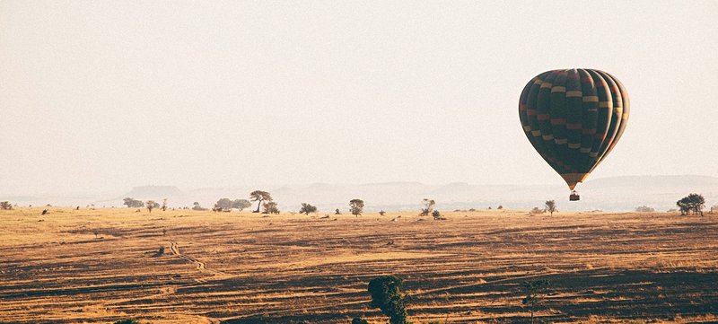 Vol en montgolfière au lever du soleil