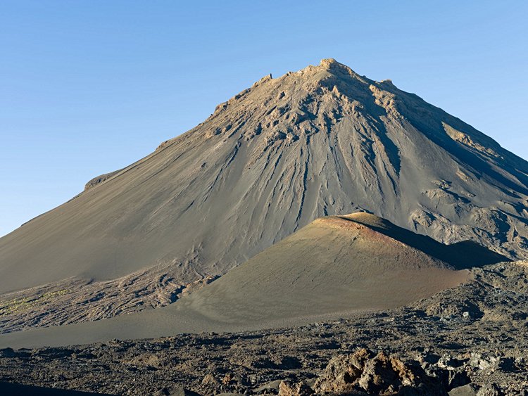 Gravir le volcan actif du Pico do Fogo 3