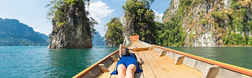 Faire une promenade sur le lac de Chiew Larn