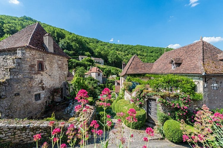 Saint-Cirq Lapopie : village perché aux 13 monuments historiques
