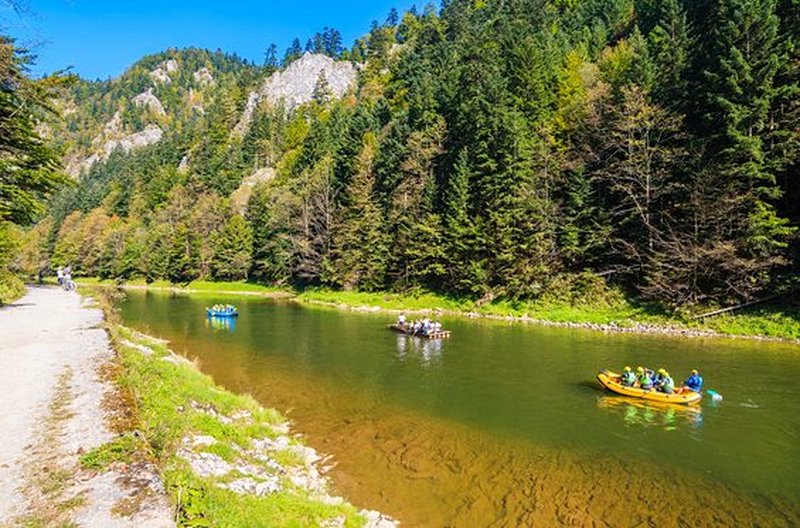 Faire du raft sur des radeaux en bois sur la rivière Dunajec