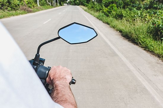 Parcourez l’île en scooter