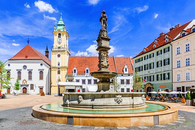 L’ancien hôtel de ville et la place centrale (Hlavné námestie)