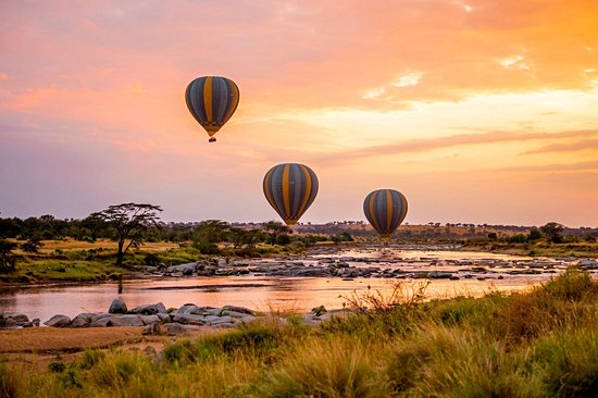 Survoler les plaines du Serengeti en montgolfière