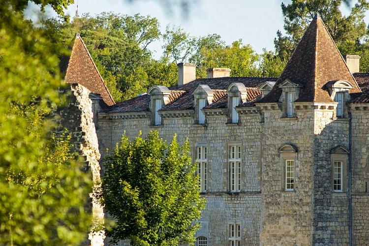 Le château de Cazeneuve :  demeure royale et jardins classés