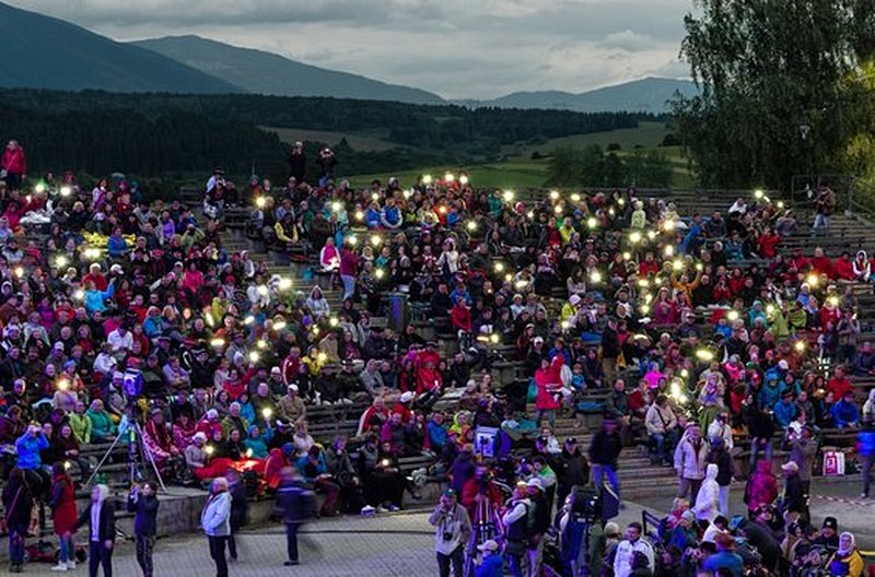 S’étourdir au festival folklorique de Vychodna