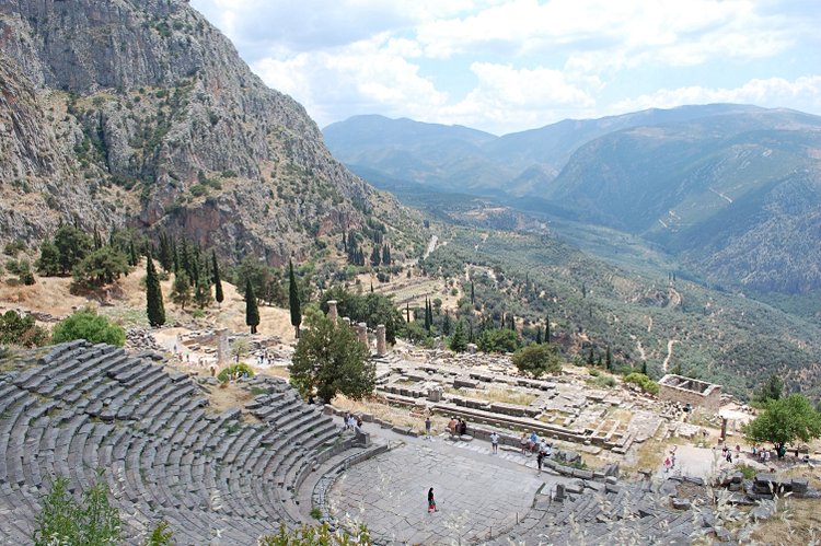 Le théâtre de Delphes et le stade 2