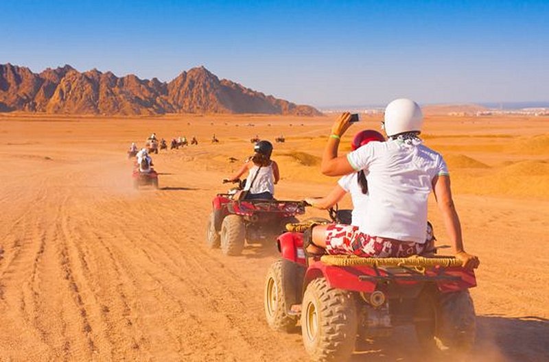 Conduire en quad dans les dunes 