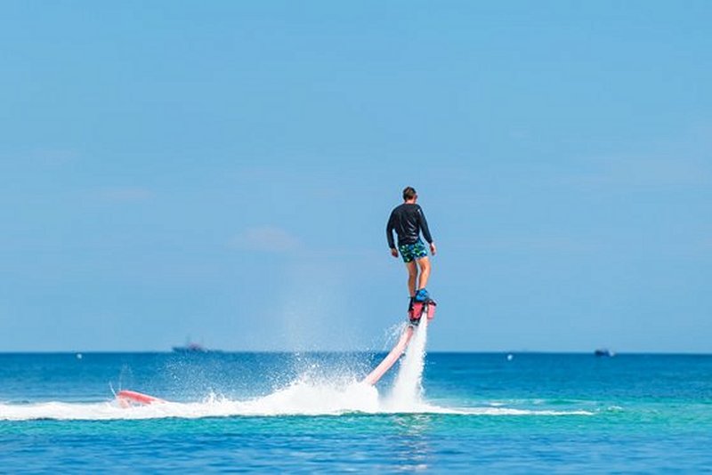 Défier la gravité en flyboard ou Jetovator