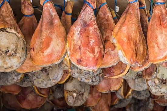 Découvrir une fabrique artisanale du fameux jambon de Bayonne