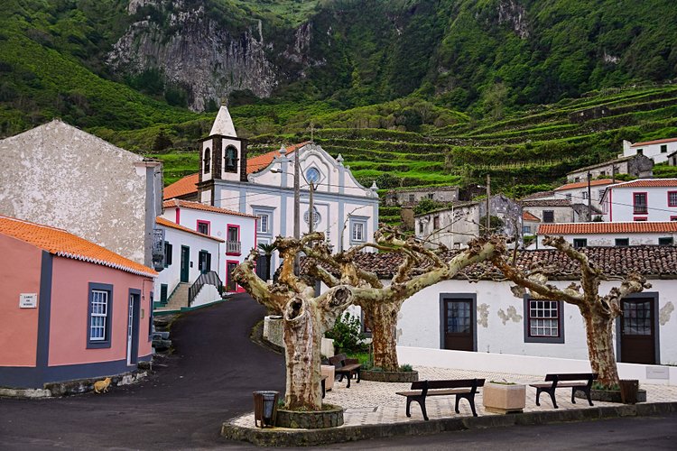 Les cascades de Ribeira Grande et le ville de Fajazinha