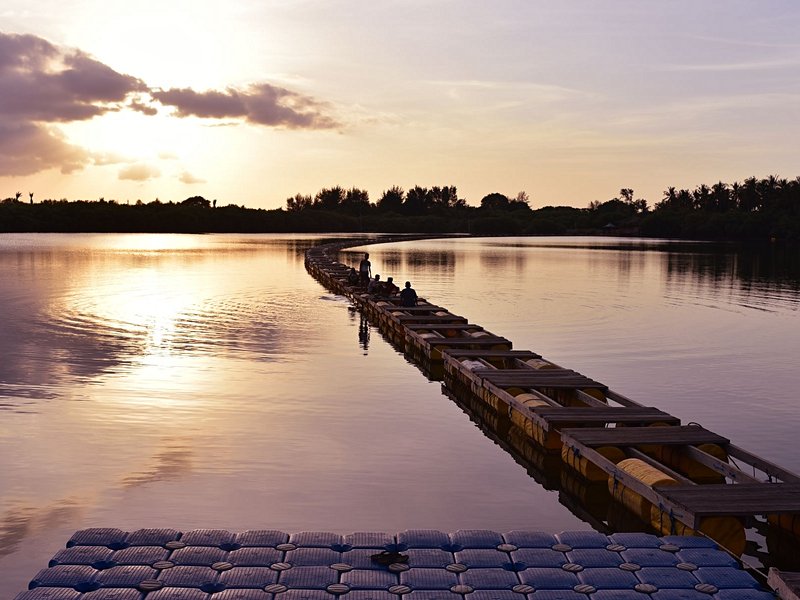 Le lac salé de Gili Meno
