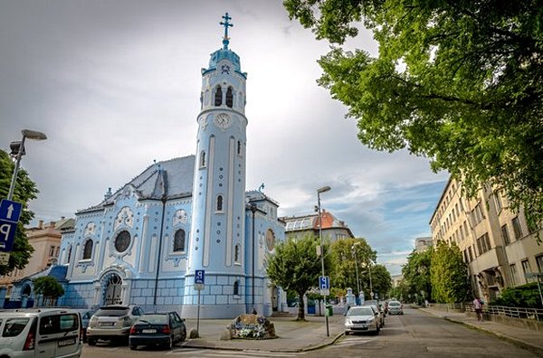 Se recueillir à l’église bleue de Bratislava