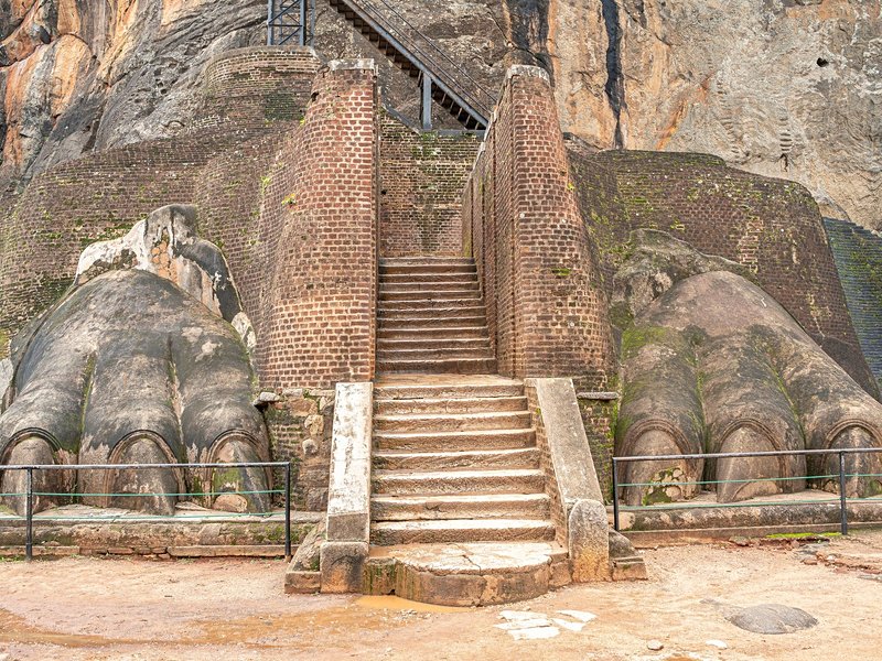 Le temple avec la vue sur le rocher de Sigiriya