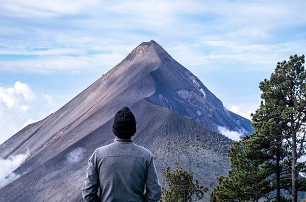 Randonner vers le cratère d’un volcan