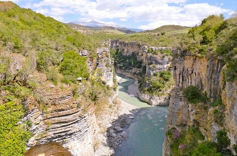 Faire une descente en rafting dans le canyon d’Osum