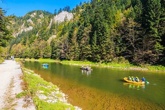 Faire du raft sur des radeaux en bois sur la rivière Dunajec