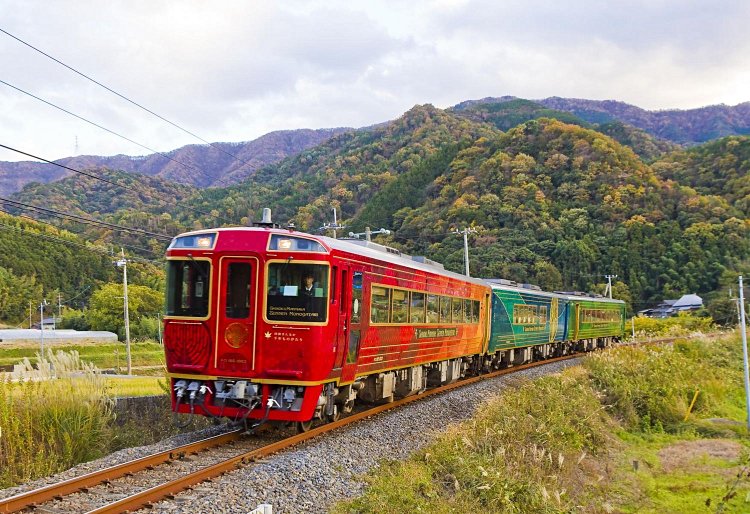 Le train Shikoku Mannaka Sennen Monogatari