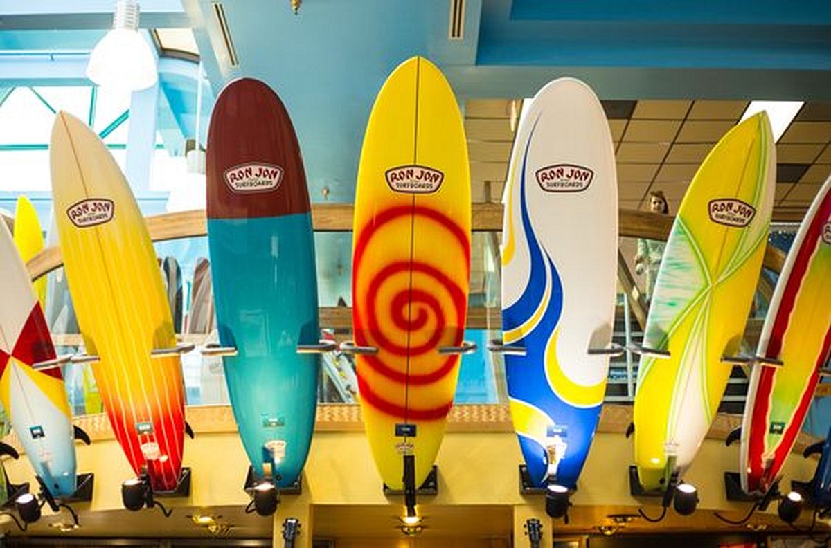 Surfer sur les vagues de l’océan Atlantique