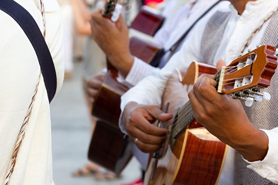 Assister aux festivités traditionnelles de l'île